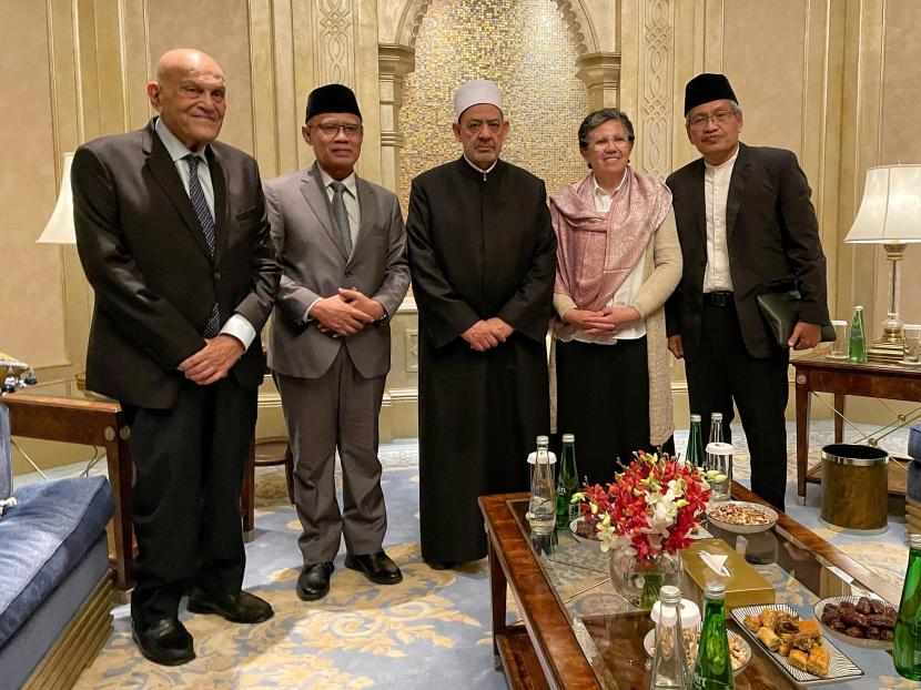 Grand Syaikh Al Azhar, Ahmed Mohamed Ahmed El-Tayeb saat bertemu dengan pimpinan PP Muhammadiyah di Hotel Emirates Palace, Ahad (4/2/2024). 