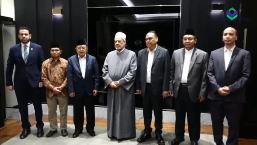 Grand Syaikh Al Azhar bersama JK, Syafruddin, berfoto bersama