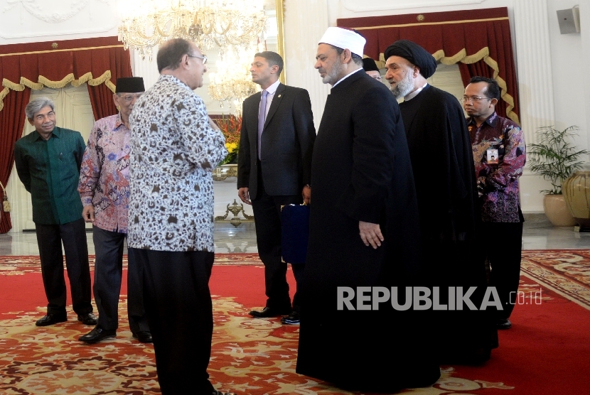Grand Syeikh Al-Azhar Ahmad Muhammad Ahmad Ath-Thayyeb disambut oleh Alwi Shihab saat tiba di Istana Merdeka, Jakarta, Senin (22/2).