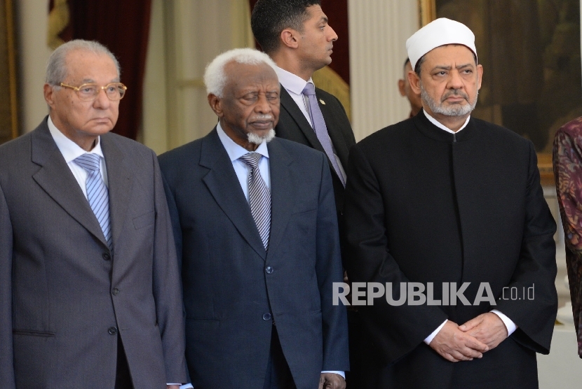 Grand Syeikh Al-Azhar Ahmad Muhammad Ahmad Ath-Thayyeb usai menghadiri pertemuan dengan presiden di Istana Merdeka, Jakarta, Senin (22/2). 