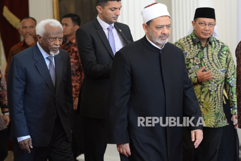 Grand Syeikh Al-Azhar Ahmad Muhammad Ahmad Ath-Thayyeb usai menghadiri pertemuan bersama presiden di Istana Merdeka, Jakarta, Senin (22/2).