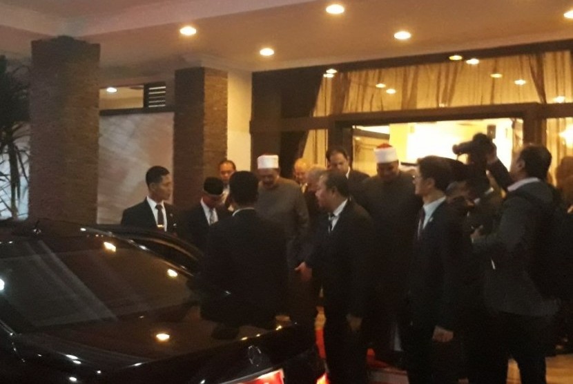 Grand Syeikh Al Azhar Ahmed Muhammed Eltayyeb tiba di Bandara Halim Perdana Kusuma, Ahad (29/4) malam pukul 22.20 WIB. 