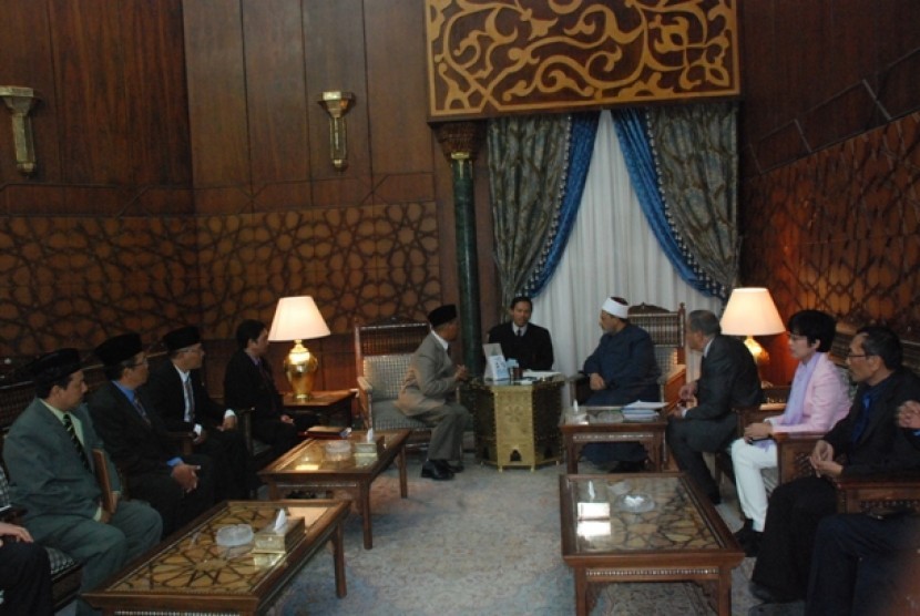 Grand Syekh al-Azhar Ahmad at-Thayyib disambut oleh Menteri Agama Lukman Hakim Saifuddin dan Prof Quraisy Shihab
