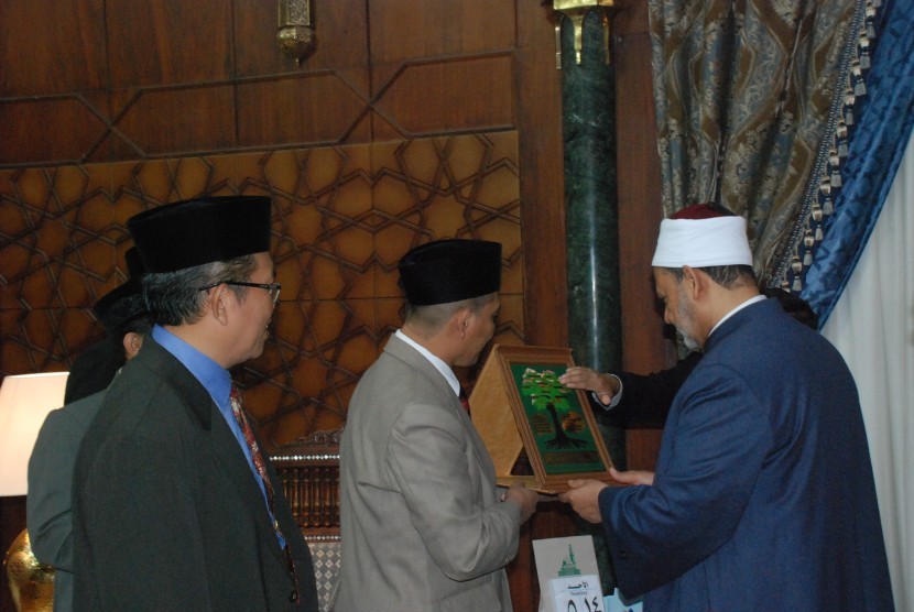Grand Syeikh Al azhar, Prof Dr Ahmad Muhammad Ahmad al- Thayyib menerima kenang-kenangan dari Rektor UIN Malang, Prof Dr Mudjia Rahardjo di kantornya, Ahad (14/2)