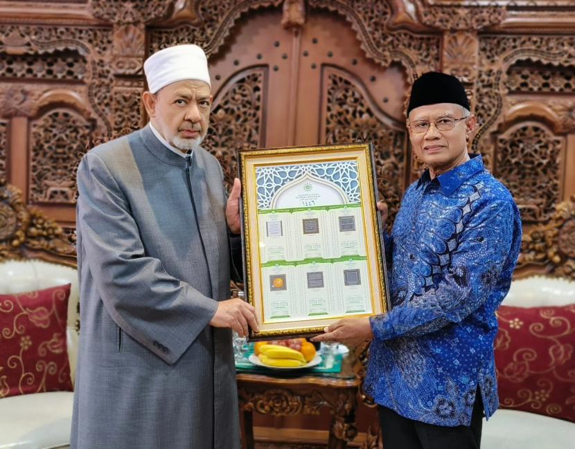 Grand Syekh al-Azhar Prof Dr Ahmed al-Tayeb (kiri) dan Ketua Umum PP Muhammadiyah saat bersilaturahim di Gedung Dakwah PP Muhammadiyah, Menteng, Jakarta, Kamis (11/7/2024). Tampak Syekh Ahmed al-Tayeb menerima secara simbolis kalender Hijriyah Global Tunggal 1446 H.