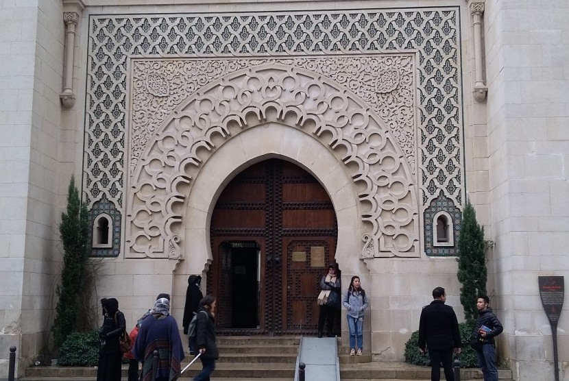 Grande Mosquee de Paris (Masjid Raya Paris), salah satu masjid yang menjadi tujuan kunjungan wisata Muslim di Paris, Perancis.