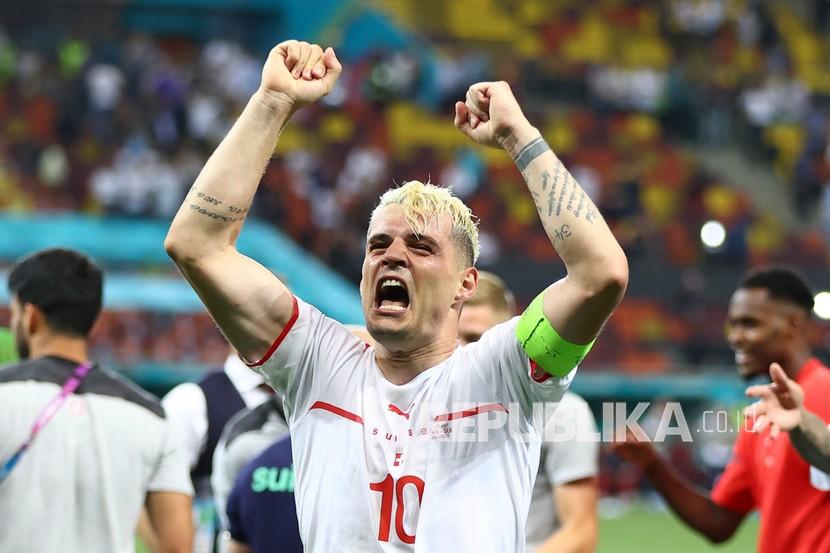 Granit Xhaka dari Swiss merayakan berakhirnya pertandingan babak 16 besar kejuaraan sepak bola Euro 2020 antara Prancis dan Swiss di stadion National Arena, di Bucharest, Rumania, Selasa (29/6) dini hari WIB.