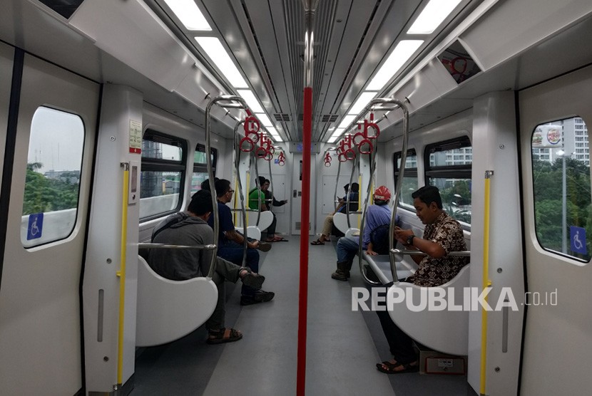 Gratis naik LRT  bisa didapatkan warga dengan menumpang angkutan JakLingko 24 jurusan Pulo Gadung-Senen. Sosialisasi ini sendiri sudah dimulai sejak Senin (4/3) lalu.