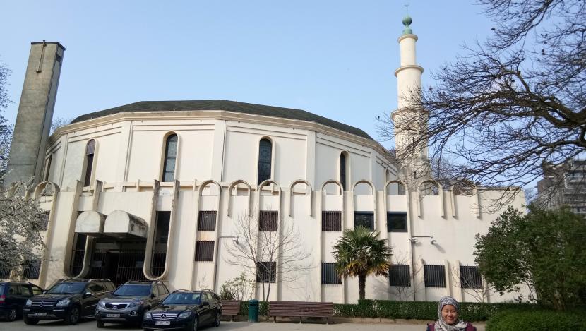 Great Mosque of Brussels atau Masjid Raya Brussels yang berlokasi di Cinquantenaire Park atau pusat Kota Brussels, Belgia.