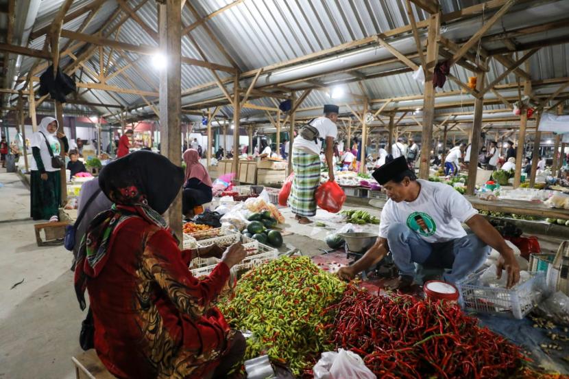Grebek Pasar 'Sedekah Sayur' dengan para pedagang sayur. Kegiatan yang diadakan di Pasar Sayur Malam, Desa Bedrek, Kecamatan Parengan, Kabupaten Tuban, Jawa Timur. 
