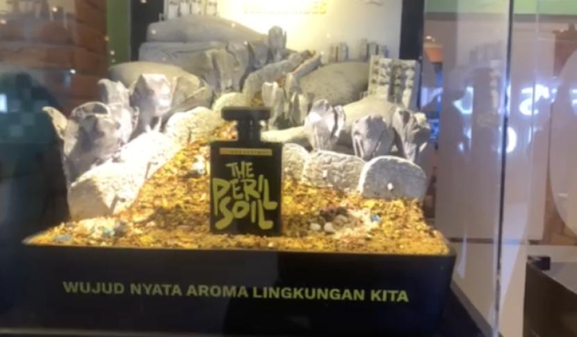 Greenpeace Indonesia membuat parfum khusus yang beraroma pencemaran lingkungan dan polusi udara.