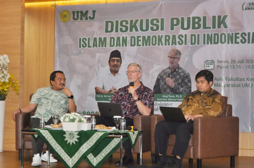 Greg Fealy, Ph.D., Indonesianis asal Australia bersama Rektor Universitas Muhammadiyah Jakarta (UMJ) Prof. Dr. Ma’mun Murod Al-Barbasy, M.Si. dalam Diskusi Publik yang dimoderatori oleh Dosen Prodi Ilmu Politik dan Magister Ilmu Politik Miftahul Ulum, Ph.D., dengan tema “Islam dan Demokrasi di Indonesia”.