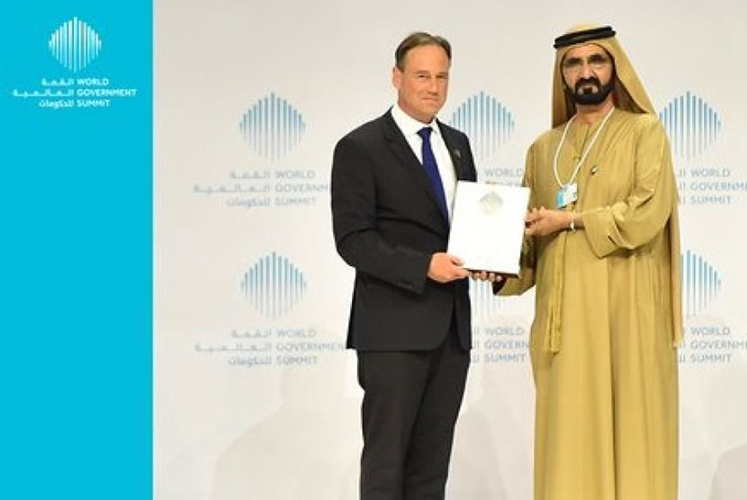 Greg Hunt menerima penghargaan dari pemimpin Dubai Sheikh Mohammed bin Rashid al-Maktoum.