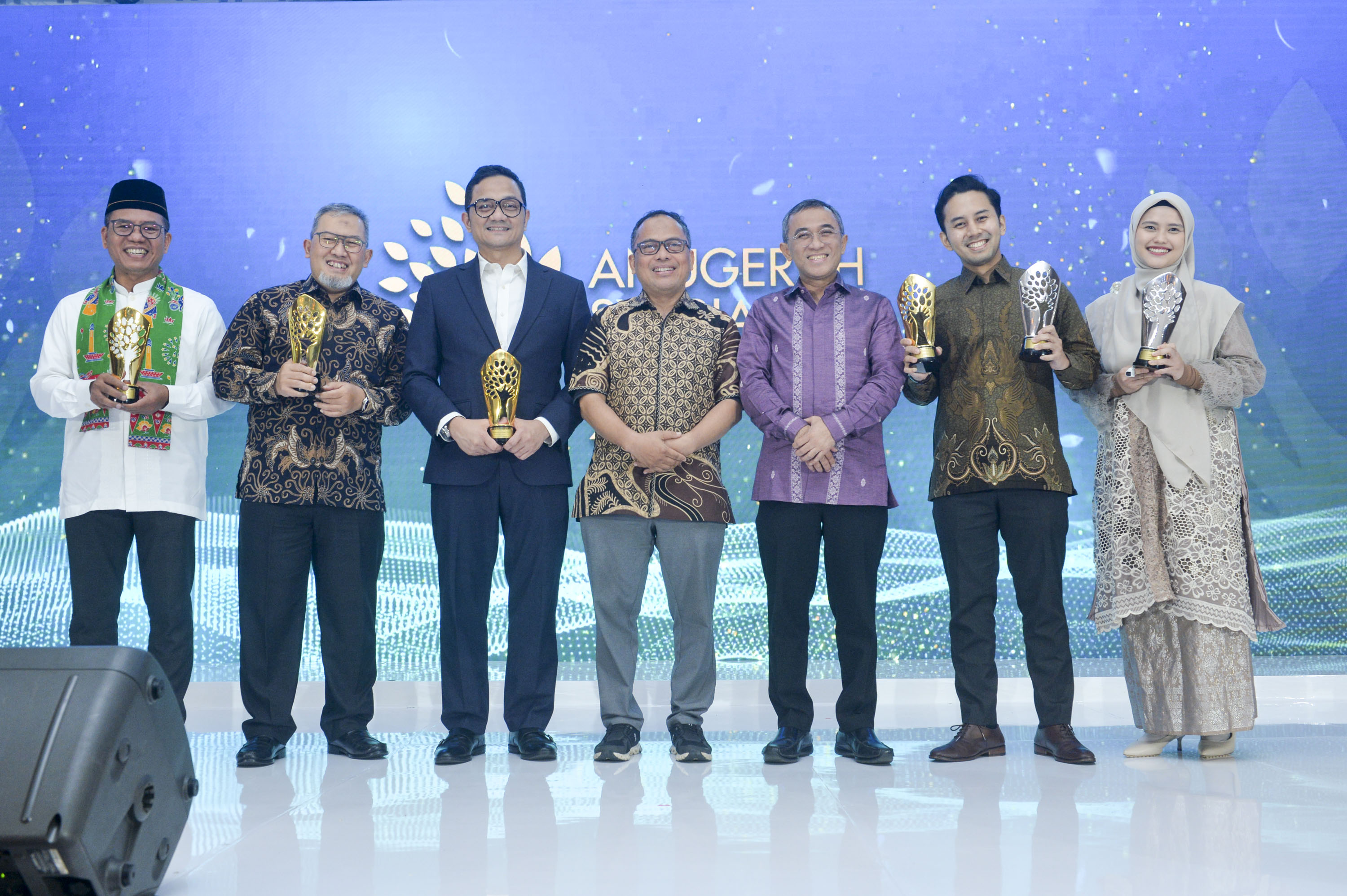 Greget Kalla Buana (kedua kanan) menerima penghargaan kategori Honorable Mention for Inspiring Engangement in Halal Living dari Anugerah Syariah Republika (ASR) 2025 di Hotel Le Meridien, Jakarta, Senin (26/5/2025).