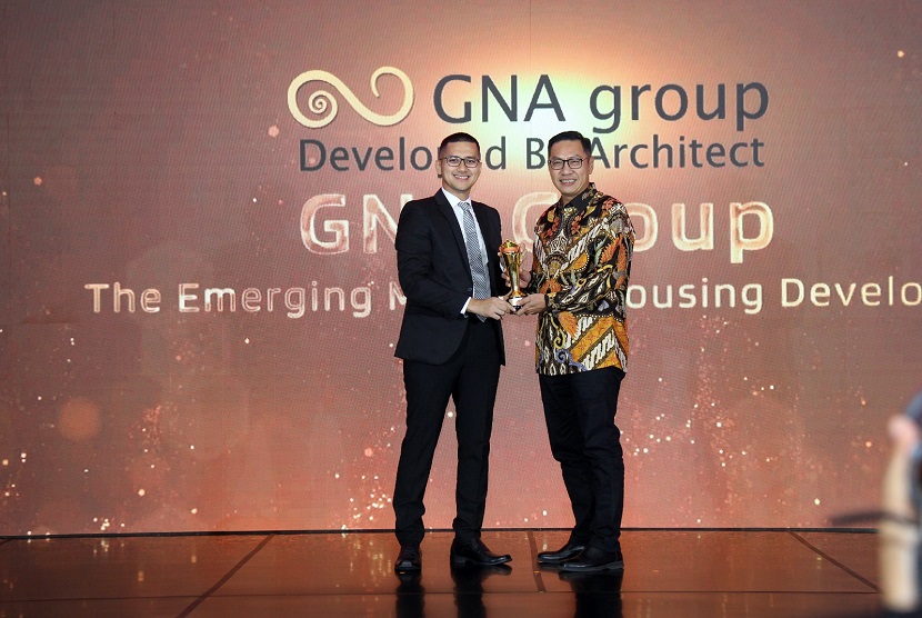 Gregorius Gun Ho, Direktur Utama GNA Group (kanan) saat menerima trophy penghargaan Properti Indonesia Award 2023.
