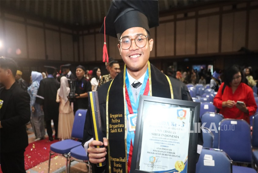 Gregorius Peitra Dirgantara Sakti Nikula Asmara, mahasiswa Program Studi Bisnis Digital Cyber University, meraih gelar Wisudawan Terbaik dengan IPK 3,99 dalam acara Wisuda ke-3 yang digelar di Cyber University 