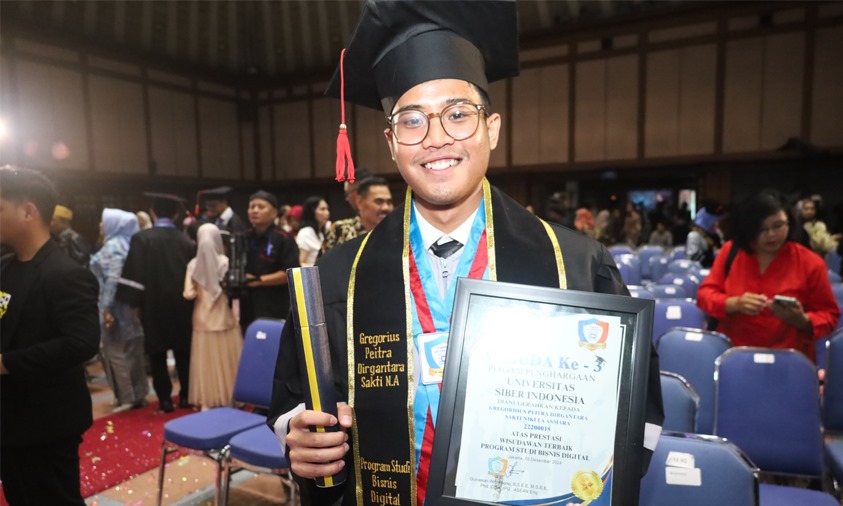 Gregorius Peitra Dirgantara Sakti Nikula Asmara, mahasiswa Program Studi Bisnis Digital Cyber University, meraih gelar Wisudawan Terbaik dengan IPK 3.99.