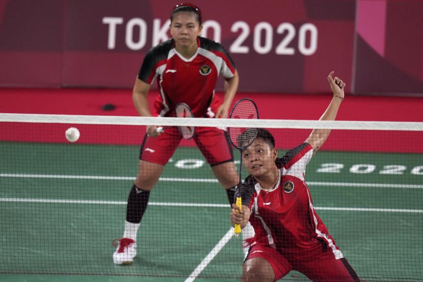 Greysia Polii dari Indonesia, dan Apriyani Rahayu, depan, bermain melawan Chow Mei Kuan dan Lee Meng Yean dari Malaysia dalam pertandingan bulu tangkis ganda putri di Olimpiade Musim Panas 2020, Sabtu, 24 Juli 2021, di Tokyo, Jepang.