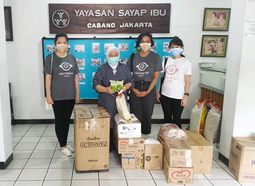 Grosmimi Indonesia berinisiatif menggelar program CSR dengan membagikan paket sembako dan produk Nayz kepada anak-anak yang berada di panti asuhan.