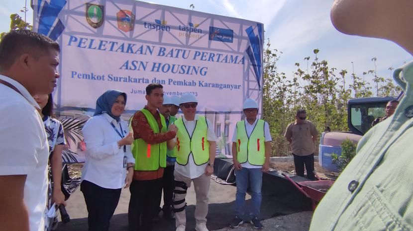  Groundbreaking ASN Housing Kota Solo di Plesungan Karanganyar dihadiri oleh Wali Kota Solo Gibran Rakabuming dan Direktur Taspen, ANS Kosasih, Jumat (17/11/2023).