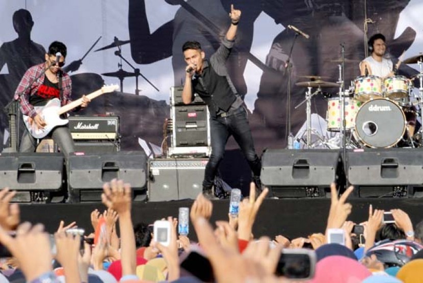 Group Band LYLA mengguncang ribuan penonton saat konser di Lapangan Puenteut, Kecamatan Blang Mangat, Provinsi Aceh. Rabu (27/6).