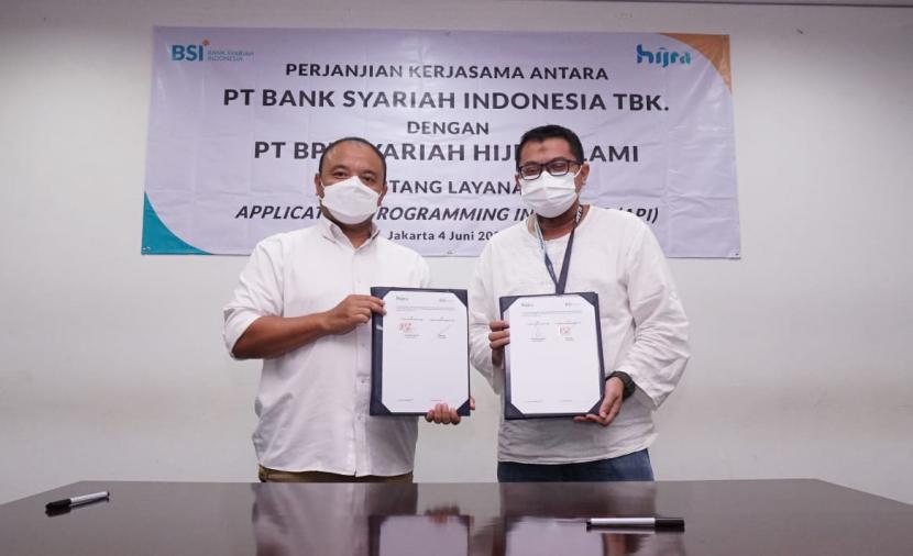 Group Head of Digital Banking  Business Bank Syariah Indonesia Wijayanto dan Direktur Utama BPRS Hijra Alami Tri Israharjo Santoso menandatangani perjanjian kerjasama layanan digital application programming interface yang diinisiasi oleh Bank Syariah Indonesia. 