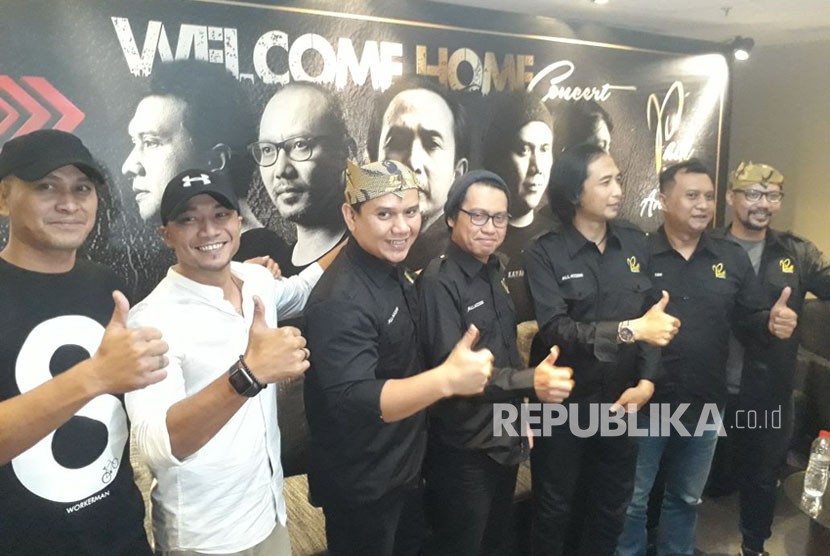 Group musik Padi Reborn menggelar konferensi pers di hotel Holiday Inn Express Surabaya, Kamis (1/2). Koferensi pers tersebut terkait rencana Fadly Cs menggelar konser pada Sabtu, 3 Februari 2018 di Grand City Surabaya.