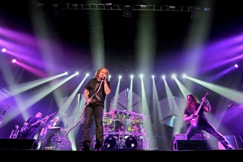 Grup musik rock Dream Theater. PLN bisa dan mampu memberikan keandalan listrik saat konser tanpa mati sekali pun. Ilustrasi.