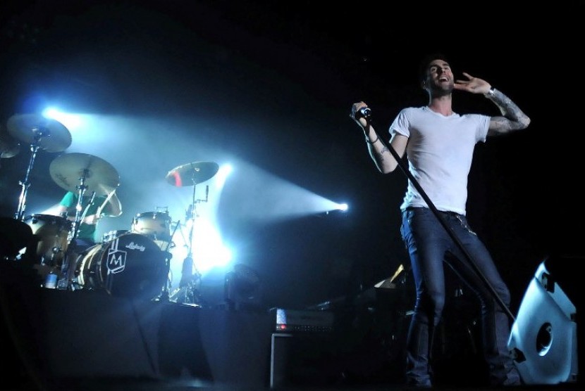 Grup band asal Los Angeles, Amerika Serikat, Maroon 5 beraksi menghibur penggemarnya di Istora Senayan, Jakarta, Rabu (27/4) malam.