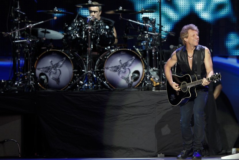 Grup band Bon Jovi dalam salah satu konsernya.