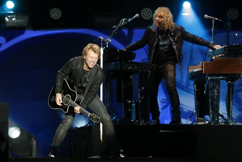 Grup band Bon Jovi dalam salah satu konsernya di Cile