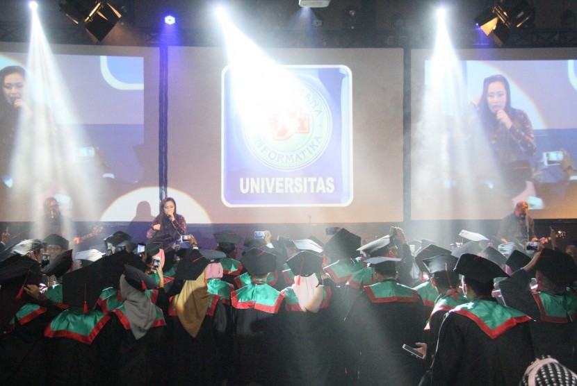 Grup Band Cokelat meriahkan prosesi wisuda UBSI Tasikmalaya.