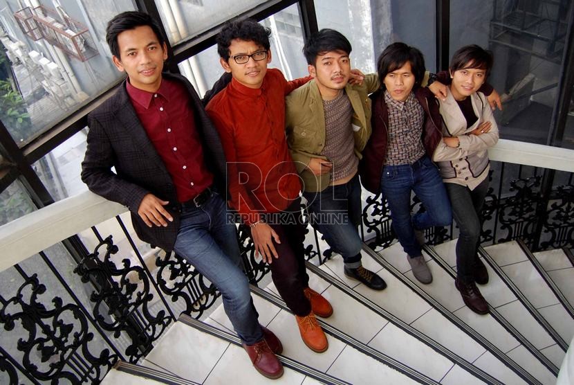  Grup band D'Masiv saat berkunjung ke kantor Harian Umum Republika, Jakarta Selatan, Senin (30/6). (Republika/Raisan Al Farisi)