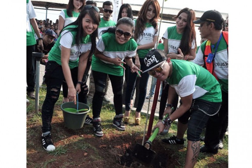 Grup band Kotak melakukan aksi penghijauan dengan menanam pohon trembesi di Pelabuhan Merak, Rabu (23/10) siang. 