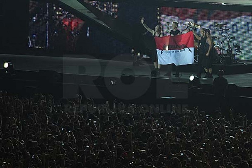Grup band Metallica menghibur ribuan penonton yang memadati stadion utama Gelora Bung Karno saat konser 
