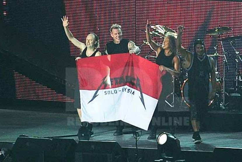 Grup band Metallica menghibur ribuan penonton yang memadati stadion utama Gelora Bung Karno saat konser 