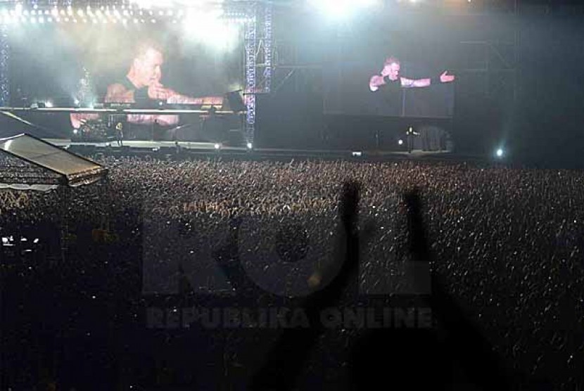 Grup band Metallica menghibur ribuan penonton yang memadati stadion utama Gelora Bung Karno saat konser 