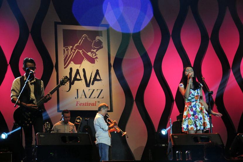   Grup band Mocca tampil di panggung Java Jazz Festival 2015 yang diselenggarakan di Jakarta International Expo, Kemayoran, Jakarta Pusat, Sabtu (7/3).   (foto : MgROL_34)