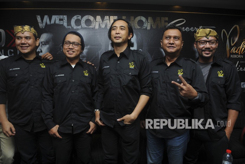 Grup Band Padi Reborn (dari kiri) Fadly, Rindra, Piyu, Ari dan Yoyo berpose usai melakukan konferensi pers di Surabaya, Jawa Timur, Kamis (1/2).