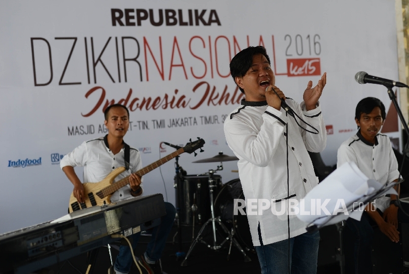 Grup band Republikustik tampil dalam rangkaian Dzikir Nasional 2016 yang digelar di Masjid Agung At-tin, Jakara Timur, Jumat (30/12).