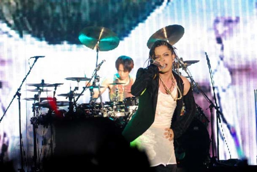 Grup band rock asal Jepang L'Arc-en-Ciel beraksi menghibur penggemarnya dalam konser yang bertajuk 