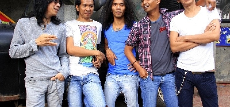 Grup band rock n roll Slank yang beranggotakan Kaka (vocal), Bimbim (drum), Ridho (gitar), Abdee (gitar) dan Ivanka (bass).