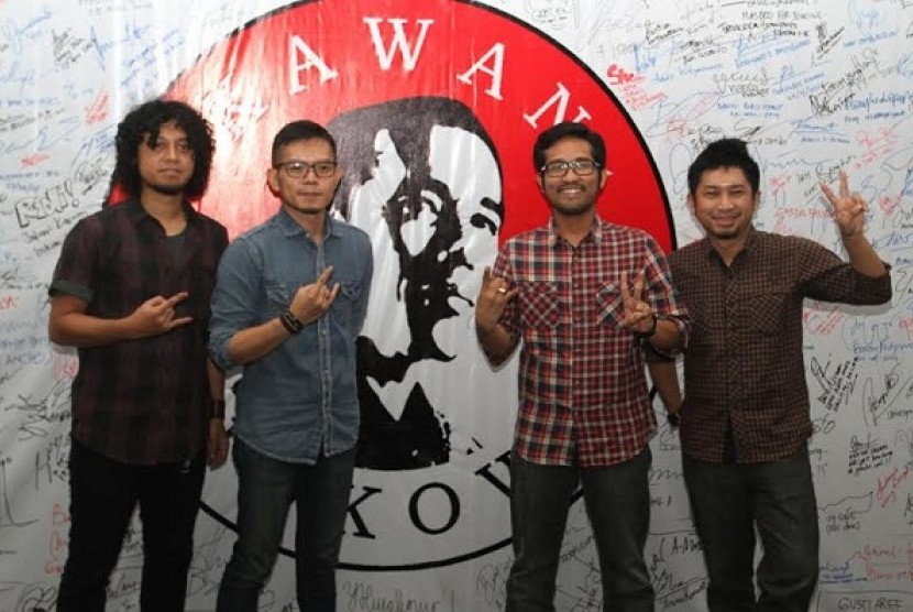 grup band SamSonS saat merilis lagu dan video klip Indonesia (Bersatulah) di markas Kawan Jokowi. Lagu ini dijadikan sebagai lagu kemenangan Jokowi-JK
