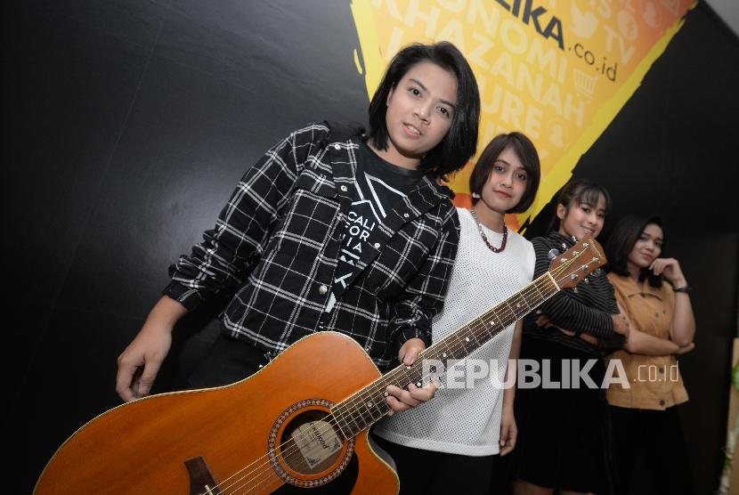 Grup band Shima melakukan sesi foto saat mengunjungi redaksi Republika di Jakarta, Kamis (13/12). 