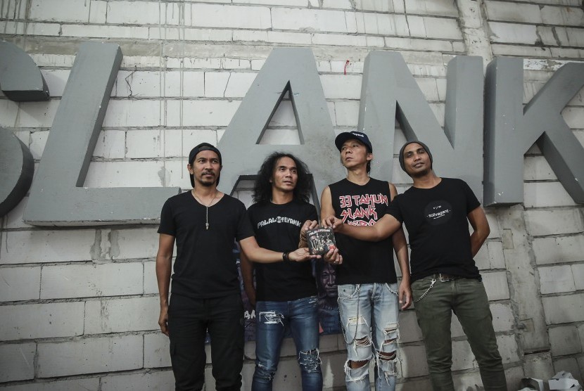 Grup band Slank berpose dengan album baru Slank 'Palalopeyank' sebelum memulai jumpa pers di Jakarta, Selasa (7/2).