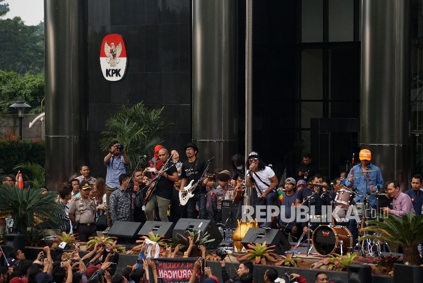 Grup Band Slank mengelar konser di depan gedung KPK, Jakarta, Kamis (12/7).