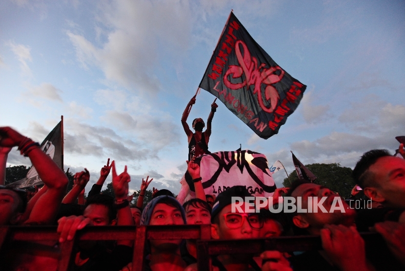  Grup Band Slank menghibur warga dalam konser bertajuk Konser Indonesia Perbatasan Membangun Indonesia dari Perbatasan di Atambua, Nusa Tenggara Timur, Senin (31/5).(Republika/Rakhmawaty La'lang)