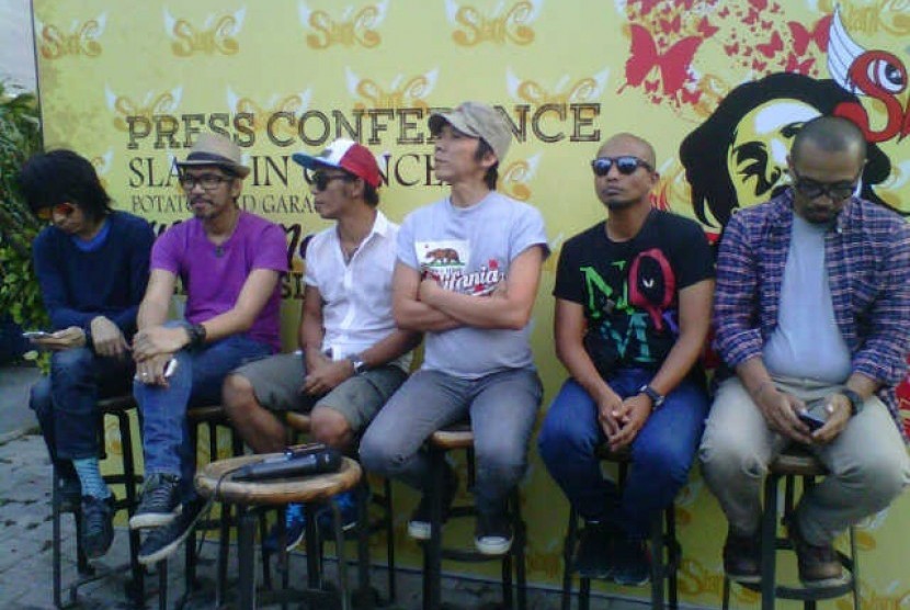 Grup band Slank saat jumpa pers konser 'Revolusi Bunga: Generasi Wangi'