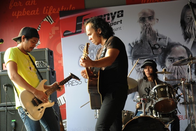 Grup band Slank tampil di sela-sela peluncuran album religi mereka di Jakarta, Rabu (29/6). 