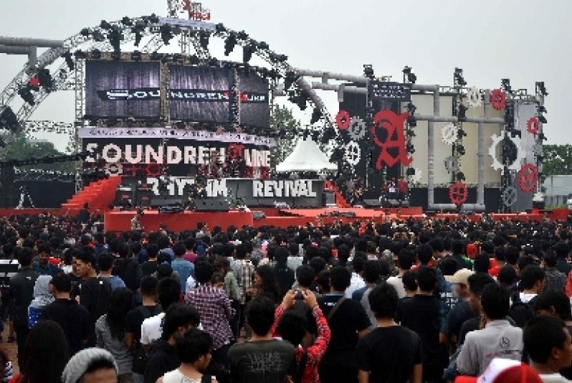 Grup band Superman Is Dead beraksi menghibur penggemarnya dalam festival musik Soundrenaline 2012 di Sunburst Extension, BSD City, Tanggerang, Banten, Sabtu (3/11). 